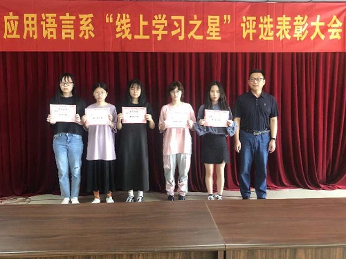 杨主任为获奖同学颁奖